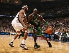 德罗巴重返赛场，夺冠首场状态出色，快船观众沸腾！全场沸腾不已